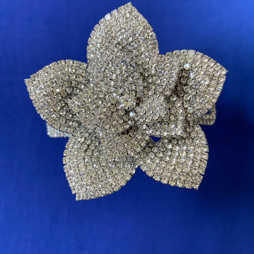 Gorgeous Rhinestone flower bracelet! - Picture 9 of 10
